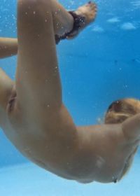 Girls  asses under water