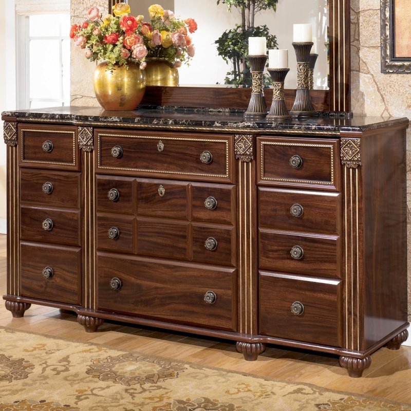 Classic -style chest of drawers