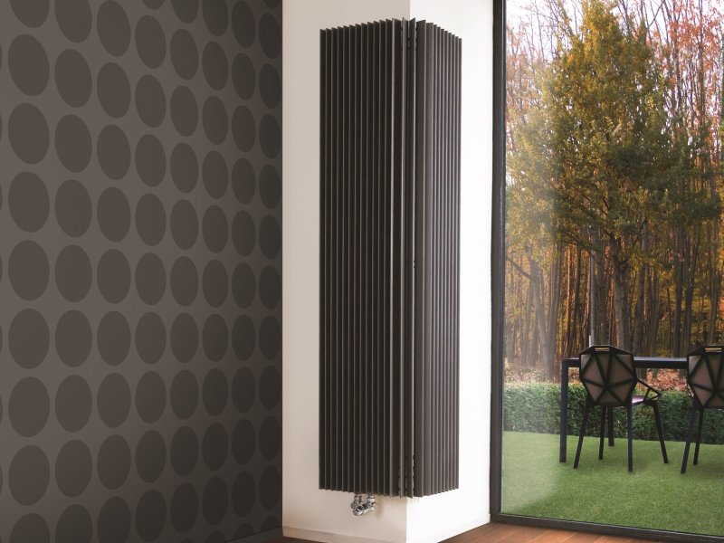 Vertical heating radiator