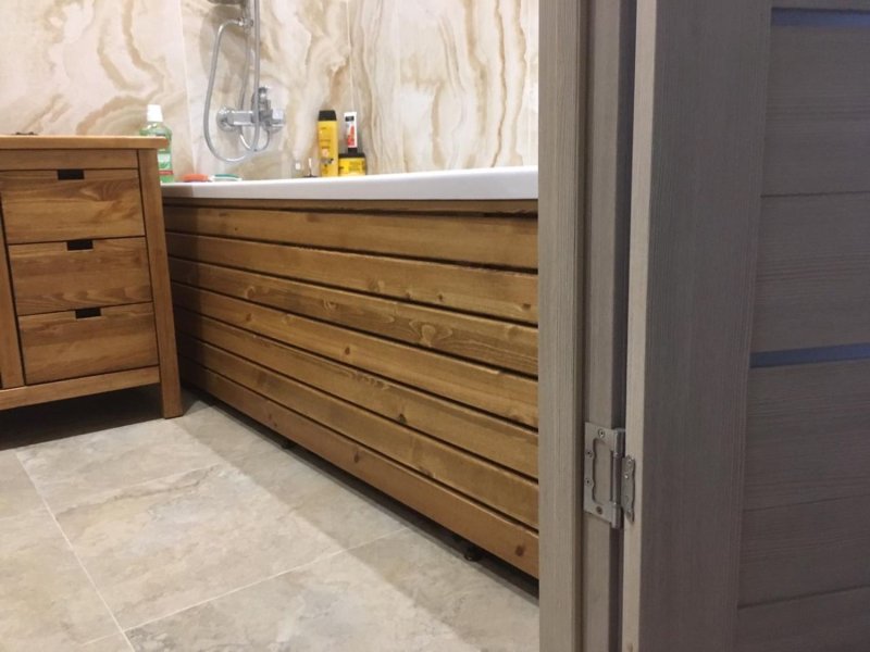 Wooden screen for the bathroom