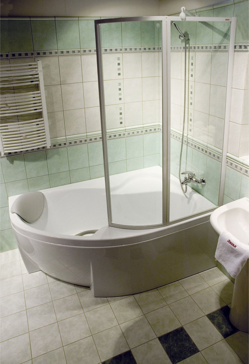 Corner bathtub