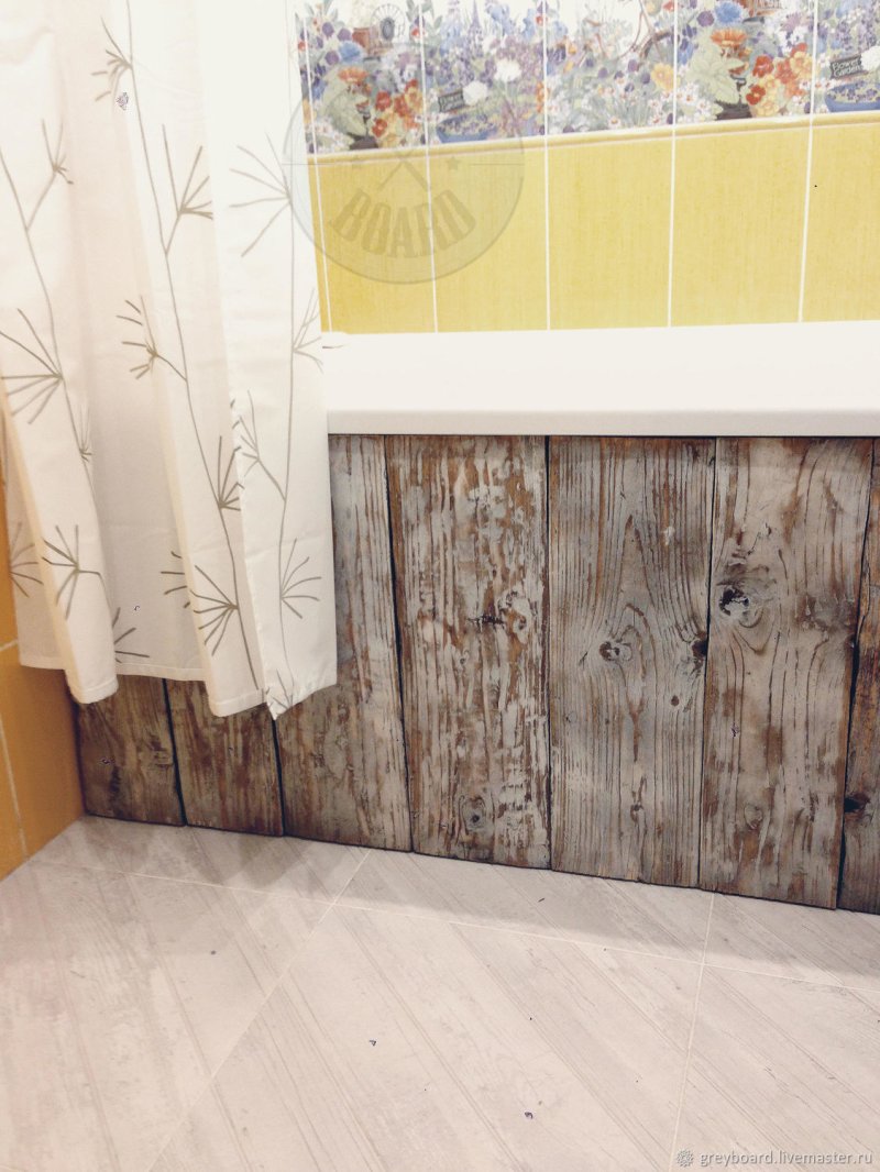 Wooden screen for the bath