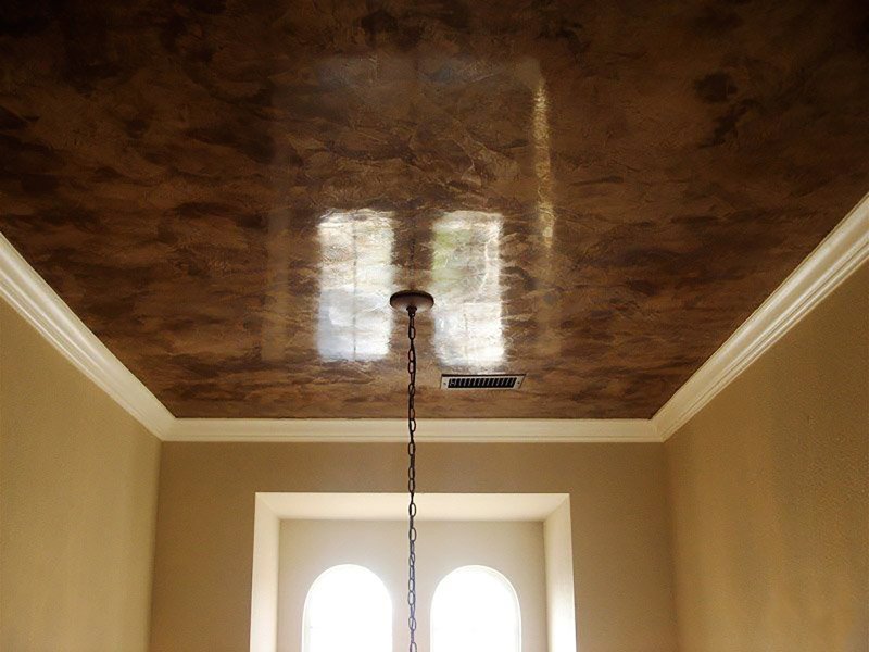 Decorative plaster in the ceiling