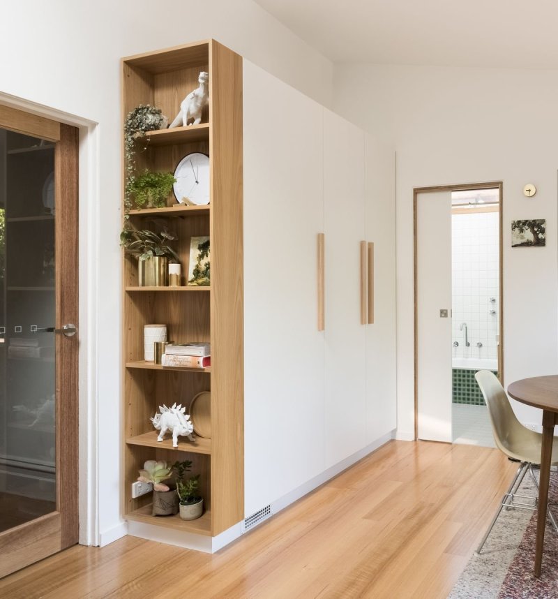 Wardrobe with shelves in the end