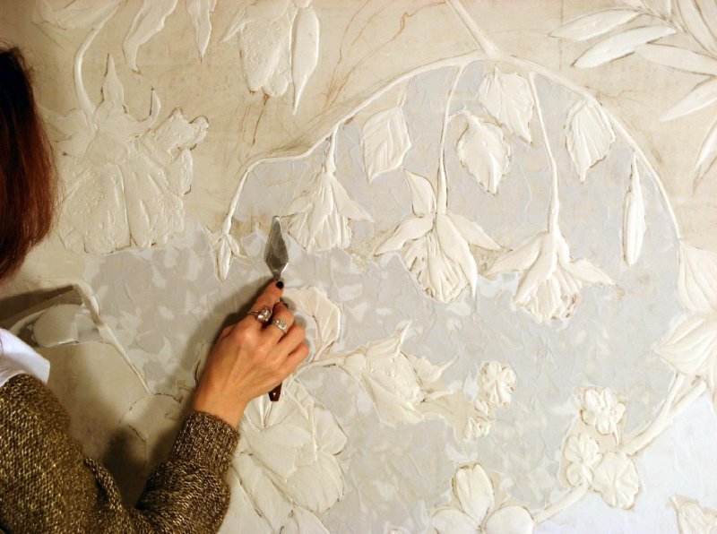 Decorative putty for walls