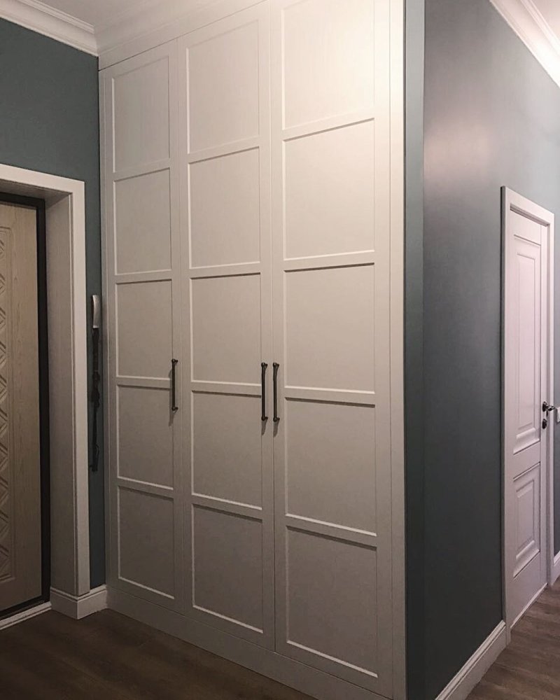 Built -in wardrobe in the hallway