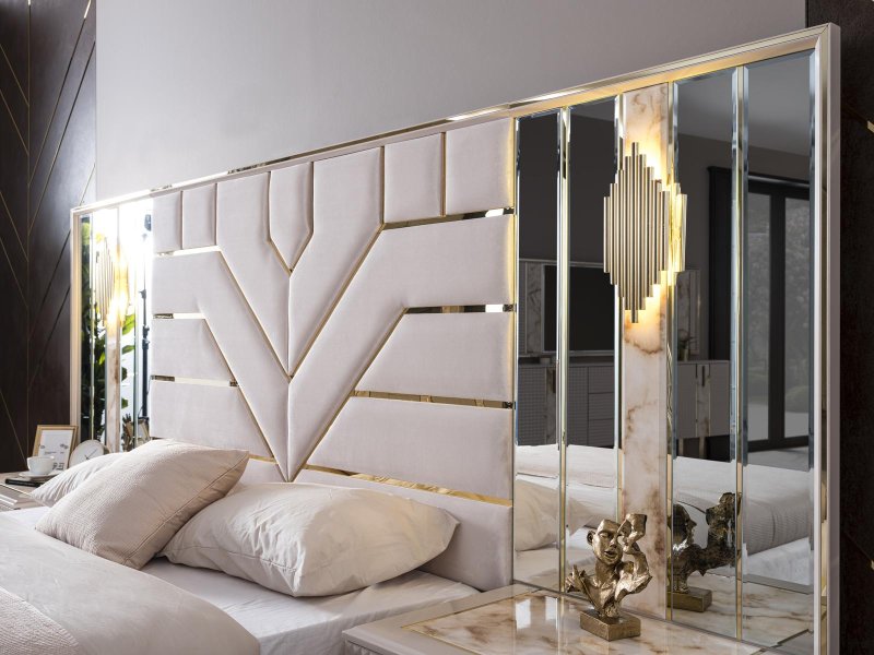 Mirrors in the interior of the bedroom