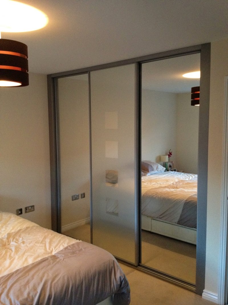 Mirror cabinet in the bedroom