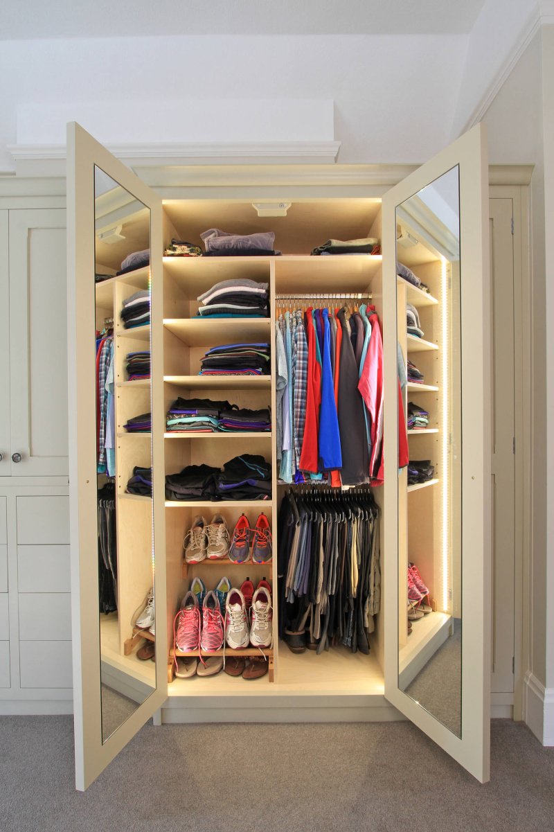 Mini wardrobe