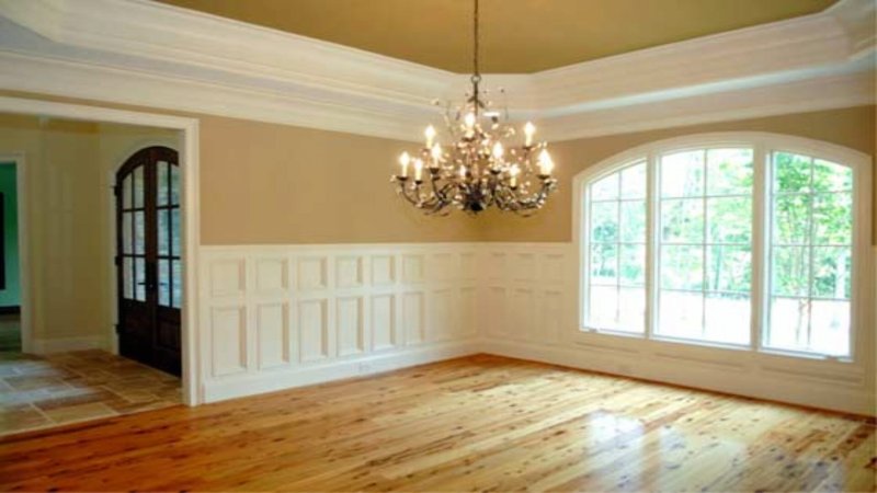 Wide ceiling skirting board in the interior