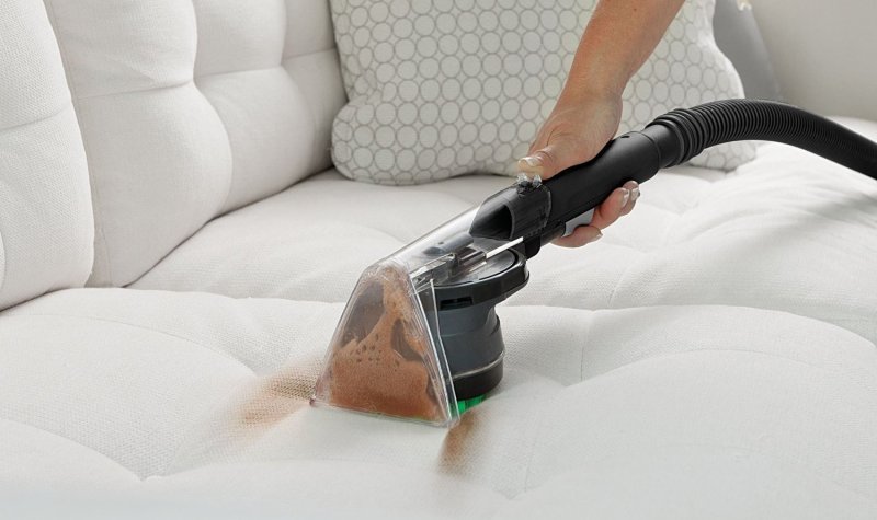 Vacuum cleaner for cleaning furniture