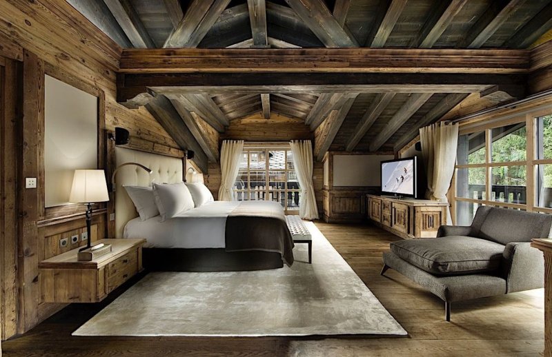 Curshell's chalet -style bedroom