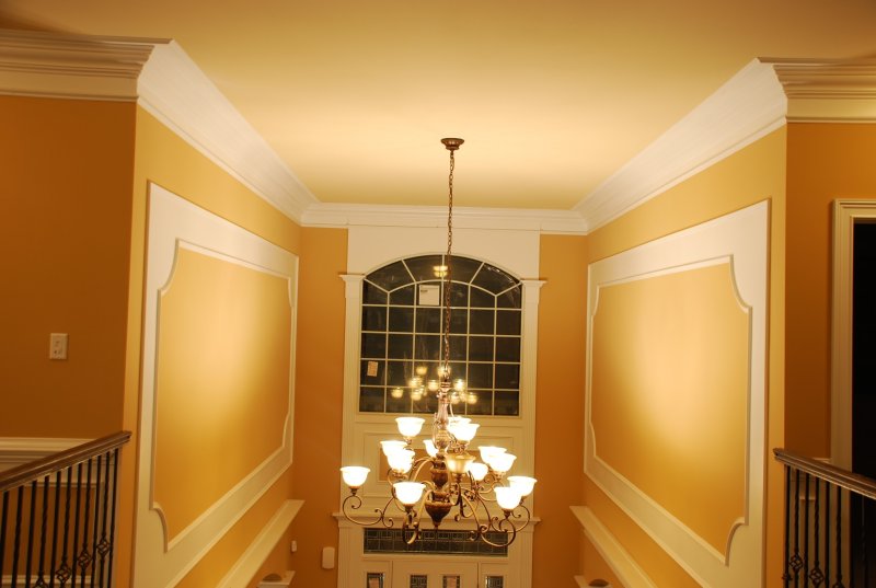 Ceiling skirting board in the color of the walls