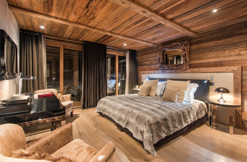 Curshell's chalet -style bedroom