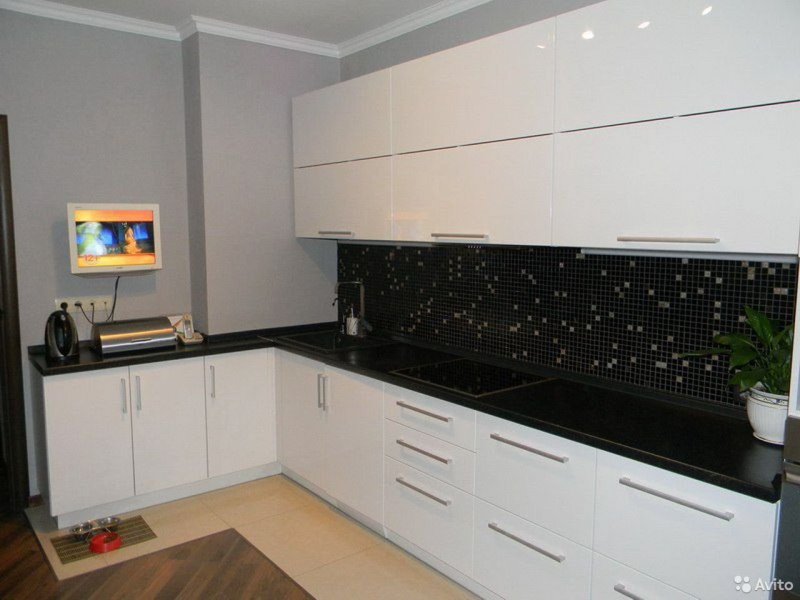 White glossy kitchen