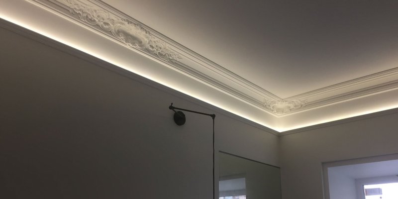 Ceiling baseboard with backlight