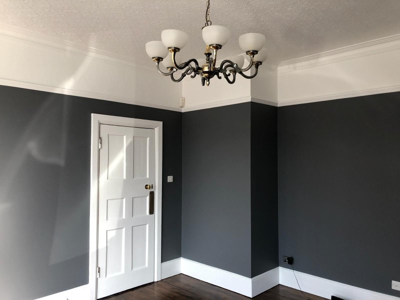 Dark ceiling plinth in the interior