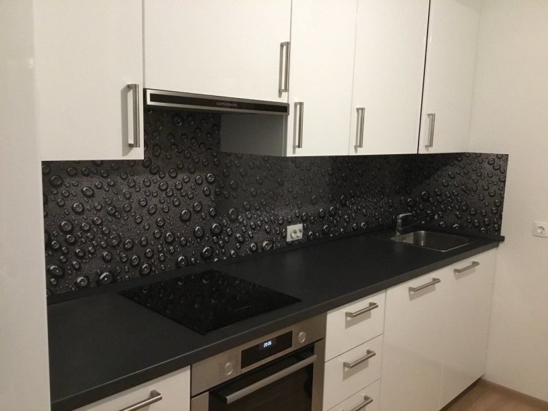 Kitchen with a black apron and countertop