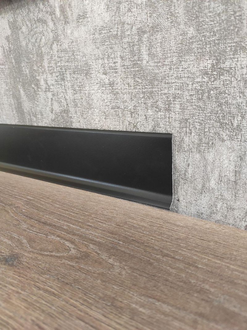 Aluminum skirting board in the interior