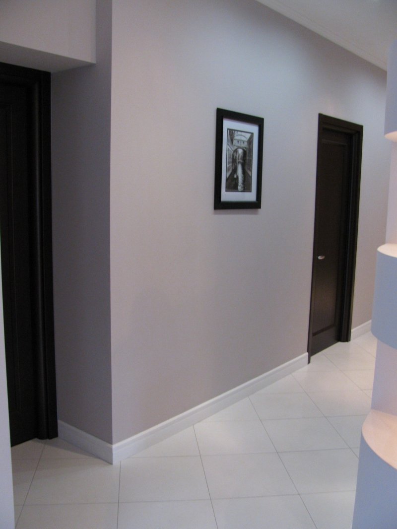 Black skirting board in the interior