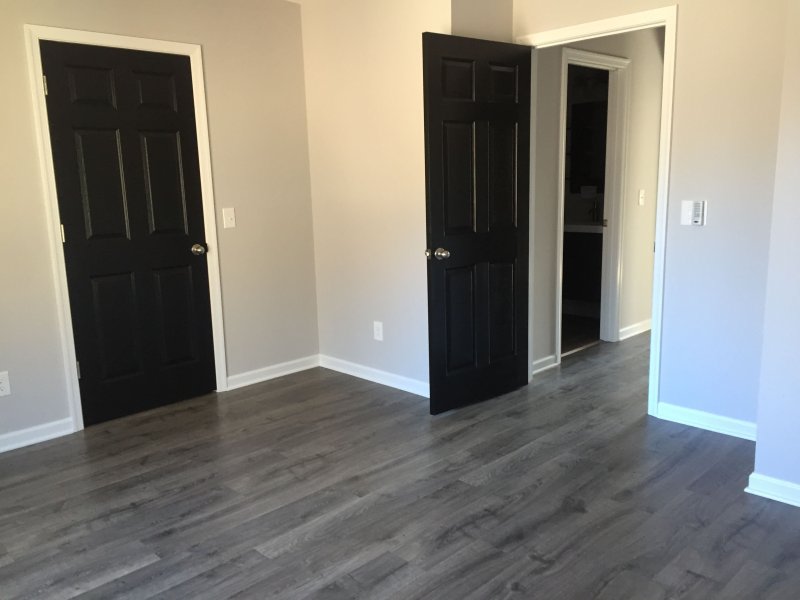 Black skirting board in the interior