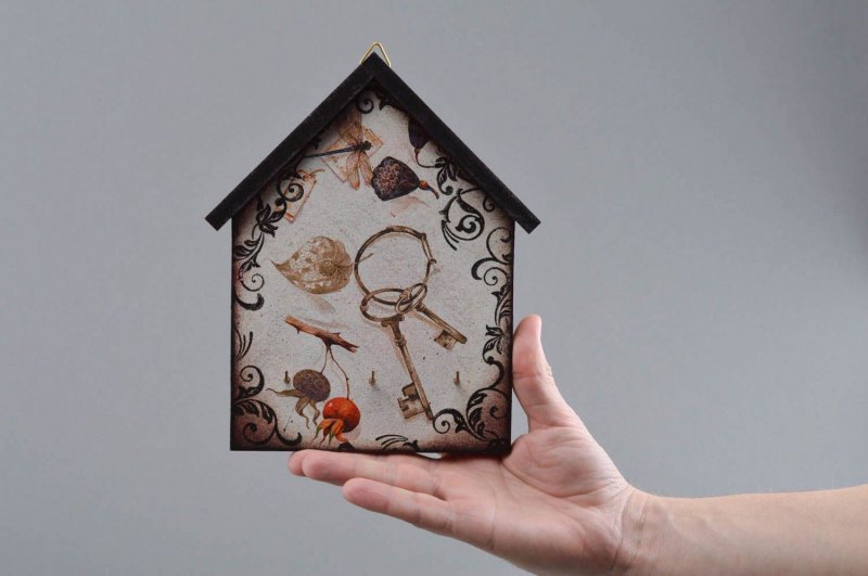 Decoupage of the key house with a house