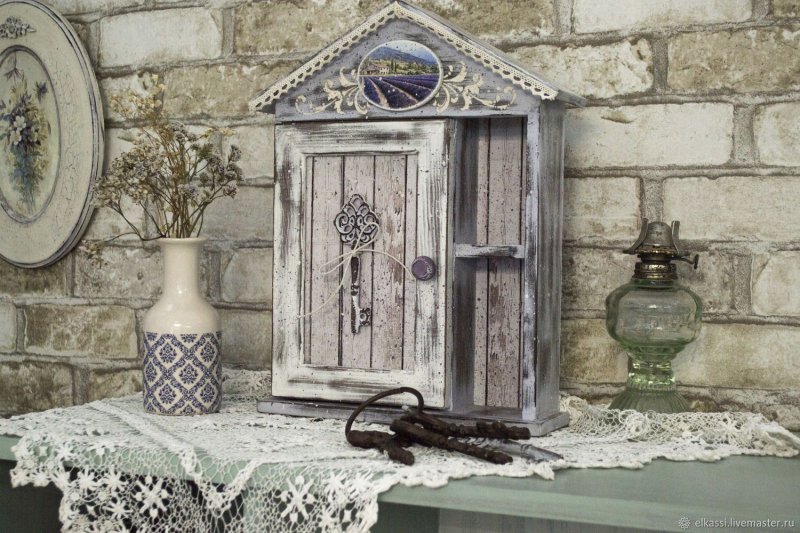 Decoupage of the key house with a house