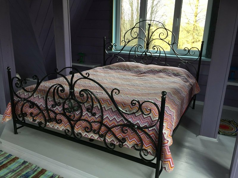 Forged metal bed