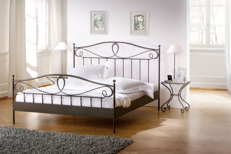 Metal bed