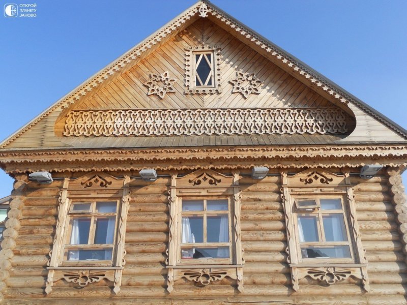 Slezing house carving, pediments