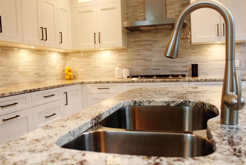 Apron and countertop for the kitchen