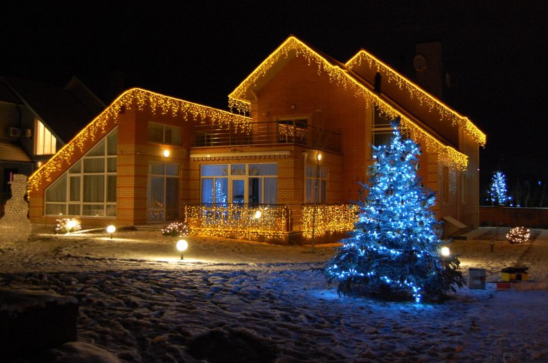 Decoration of the house with garlands from the outside