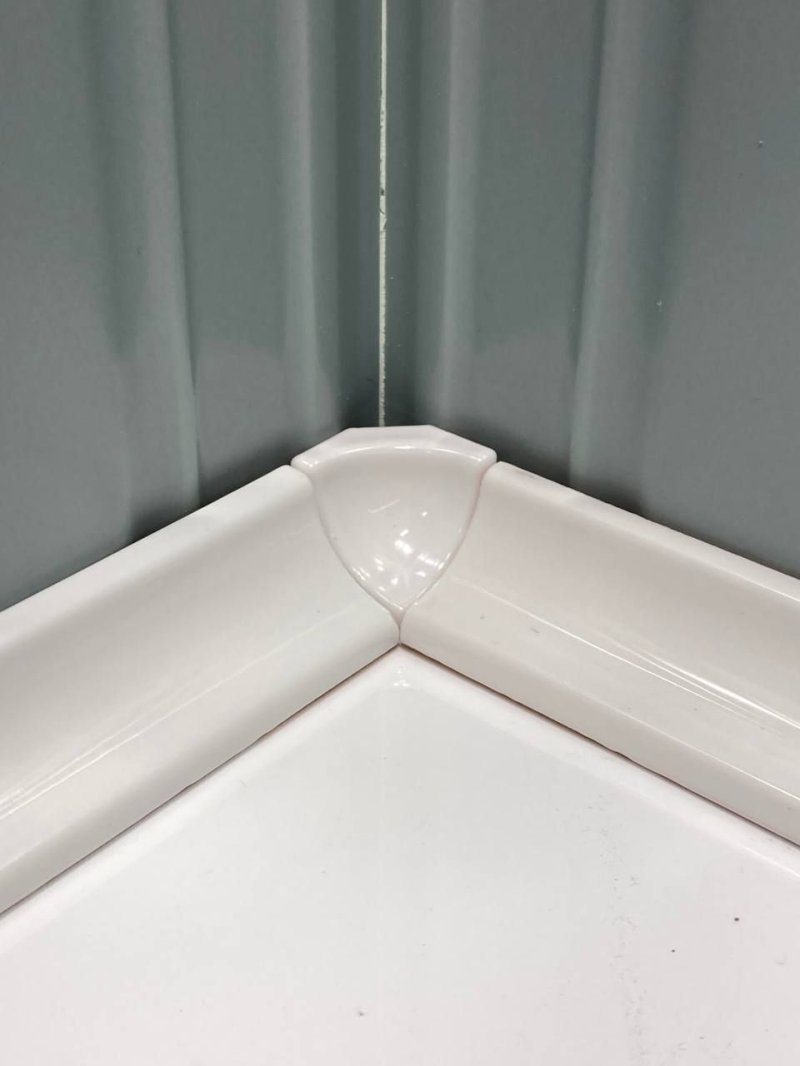 Ceramic skirting board for the bathroom