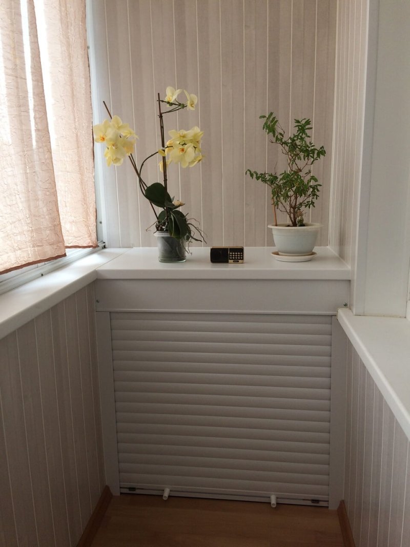 Balcony cabinet with roller