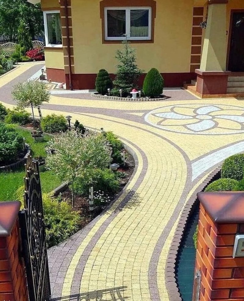 Pavement tiles of yard design