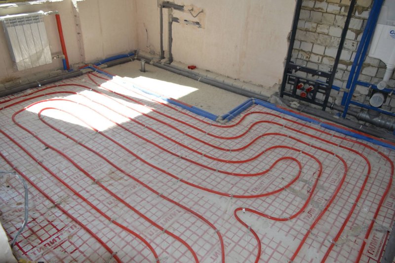 Installation of a water warm floor