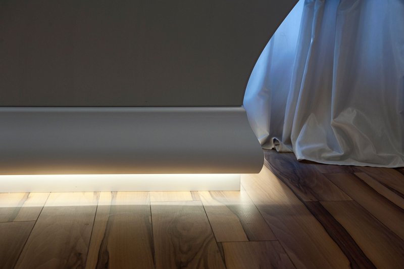 Floor skirting board with backlight