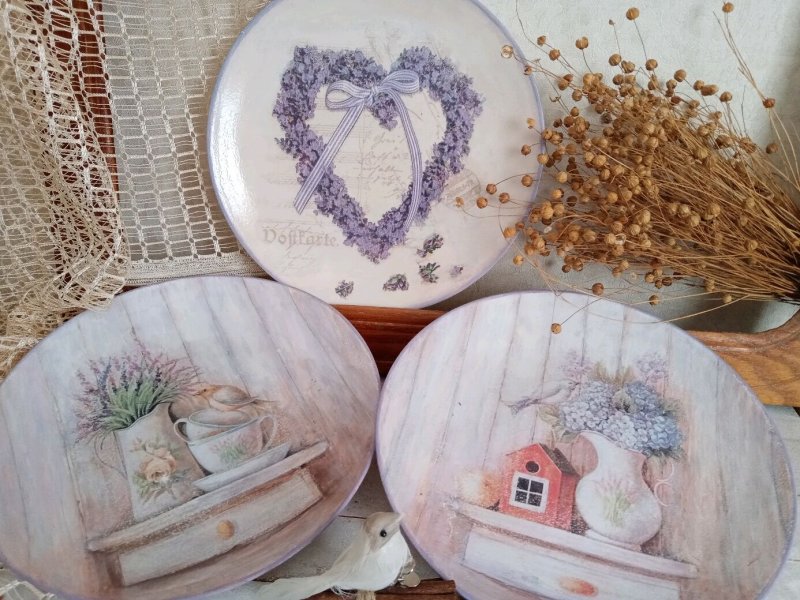 Decorative plates in the style of Provence