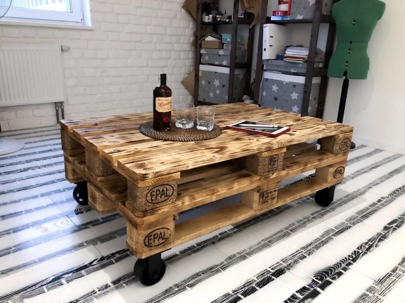 A table of pallets