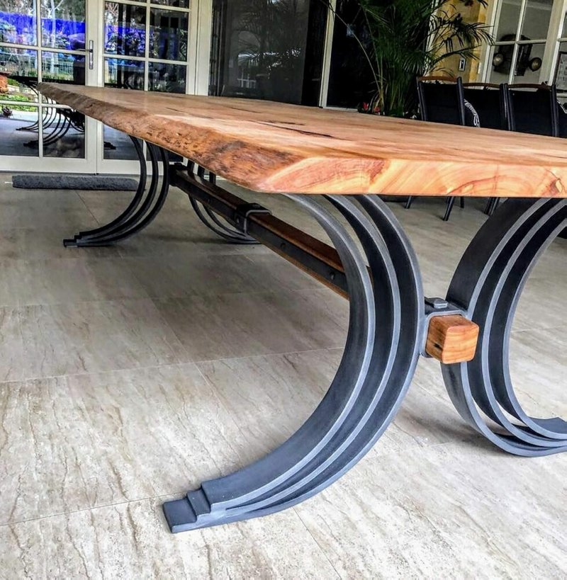 Table from a profile pipe and wood