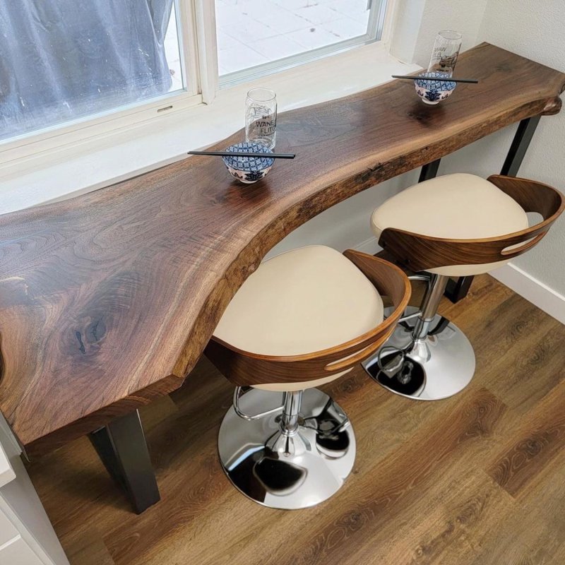 A countertop with a bar