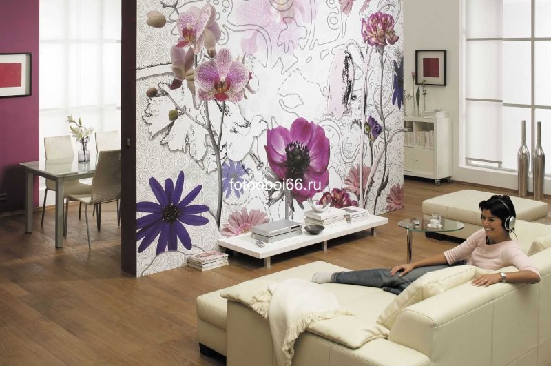 Wallpaper with flowers in the interior