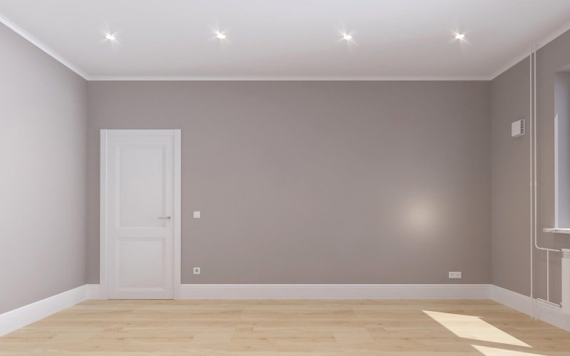 Skirting board in the color of the walls