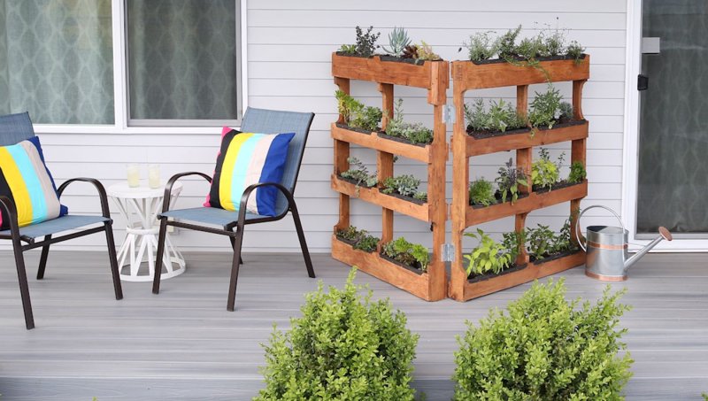 Vertical landscaping from pallets