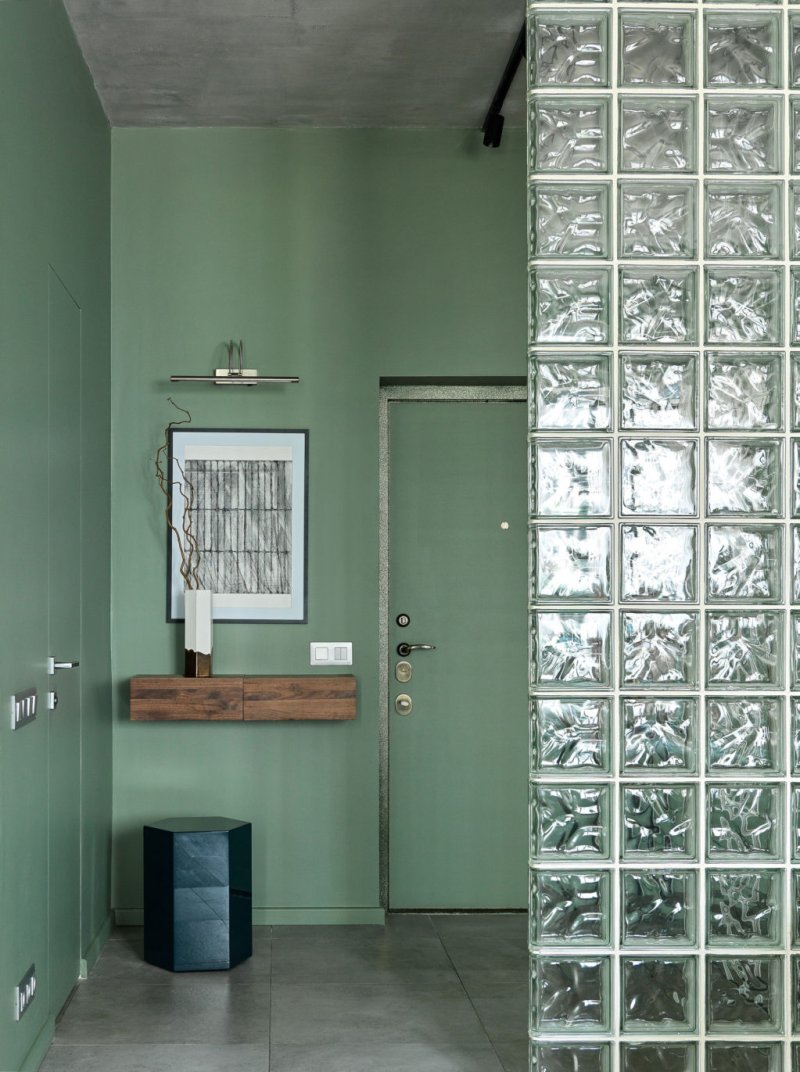 Wall of glass blocks in the bathroom