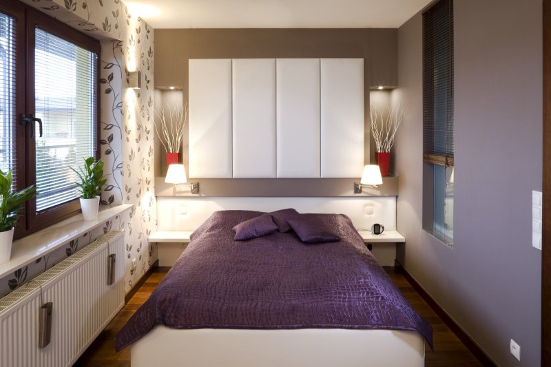 The design of a narrow bedroom