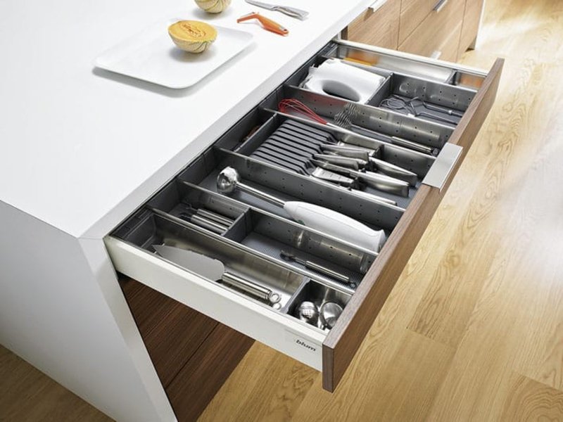 Sliding box for cutlery