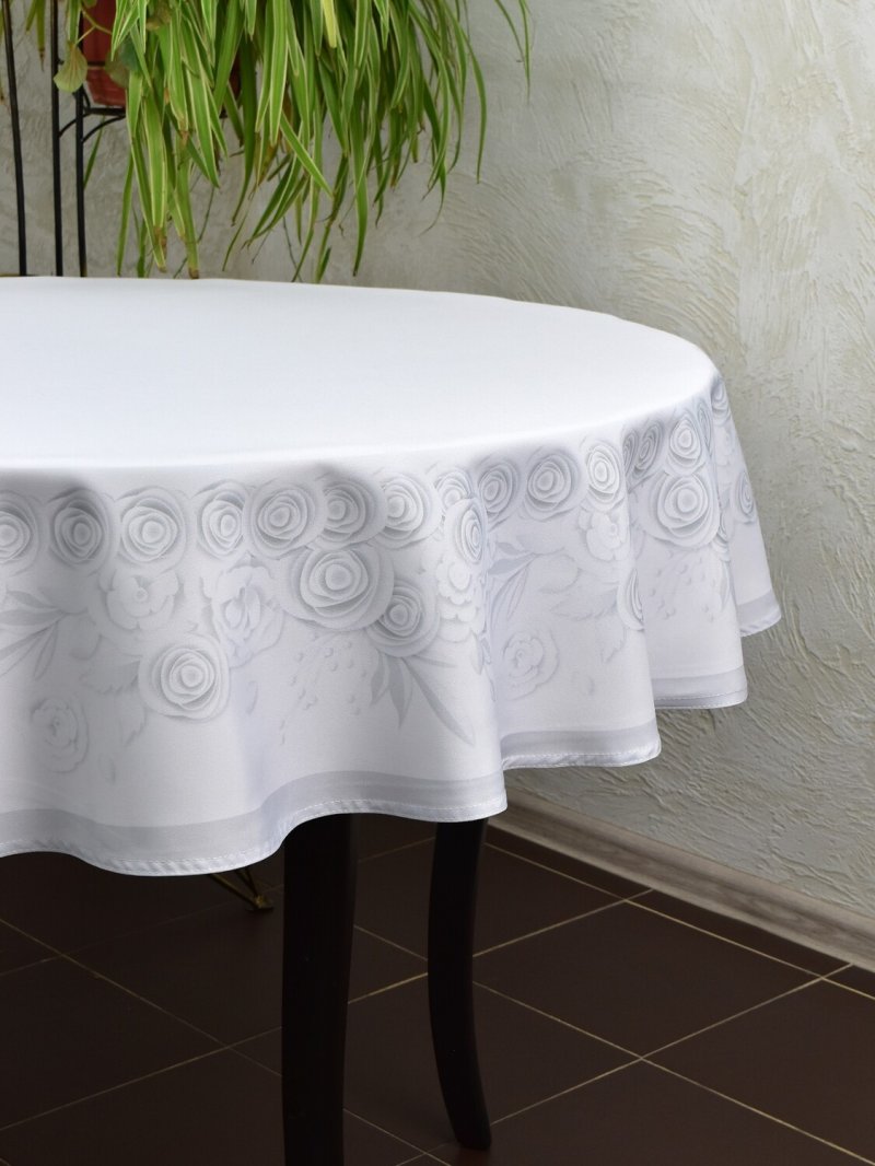 Tablecloth on a round table