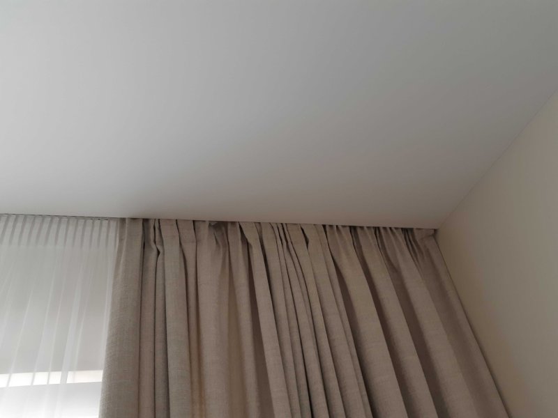 Ceiling cornice for curtains