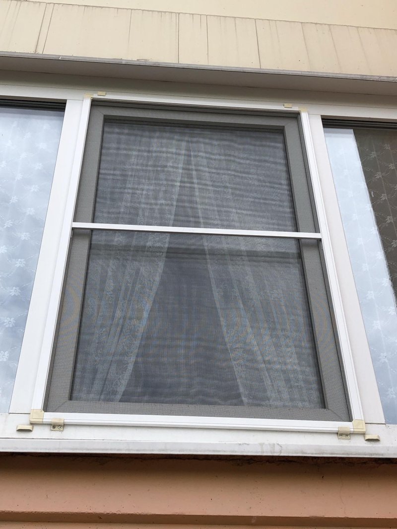 Antimosquito grid for plastic windows